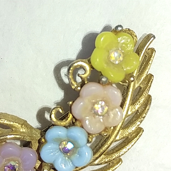 PASTEL FLOWERS BAR PIN BROOCH - MOLDED GLASS & AB RHINESTONES - Picture 4 of 6